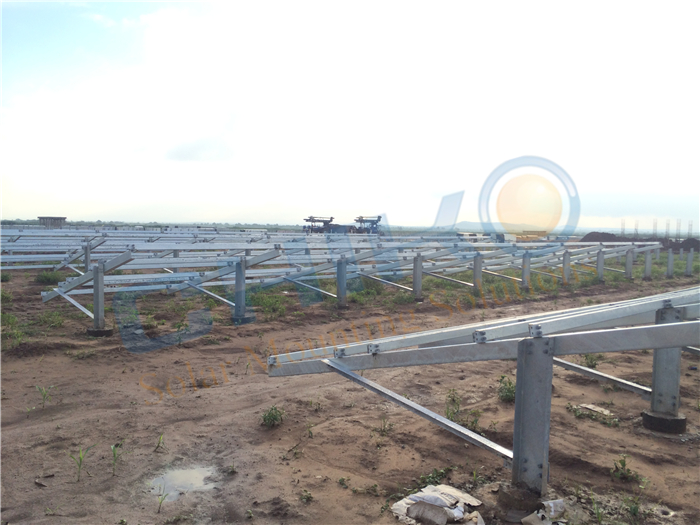 印度10MW大型地面電站—晨科太陽(yáng)能光伏支架拍樁系統(tǒng)